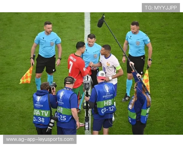 姆巴佩在晚宴上与政要握手，外交球星新标签？